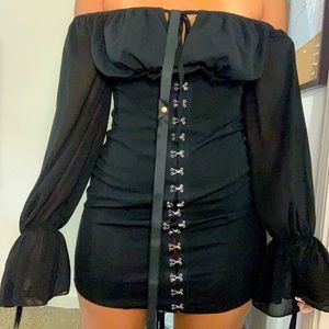 Black chiffon sleeve hook & este body con dress